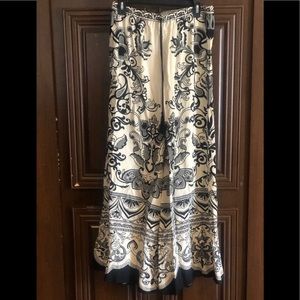 Wide leg pants. Black and cream